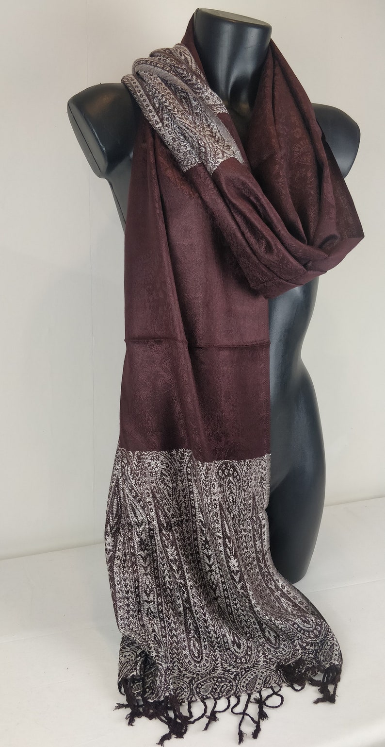 Two-tone Vaisana pashmina in viscose. Brown and white paisley pattern. image 5