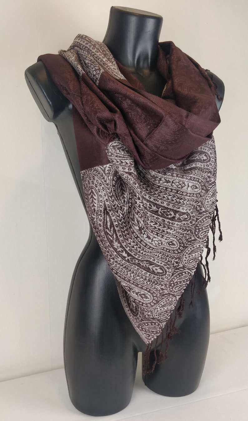 Two-tone Vaisana pashmina in viscose. Brown and white paisley pattern. image 1