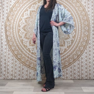 Kimono long femme Javeda en soie indienne. Kimono bohème manches amples. Imprimé fleuri bleu et blanc avec insertions or. image 6