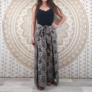 Pantalon thaï femme Moyana en soie indienne. Pantalon portefeuille bohème. Imprimé fleuri noir et marron. image 5
