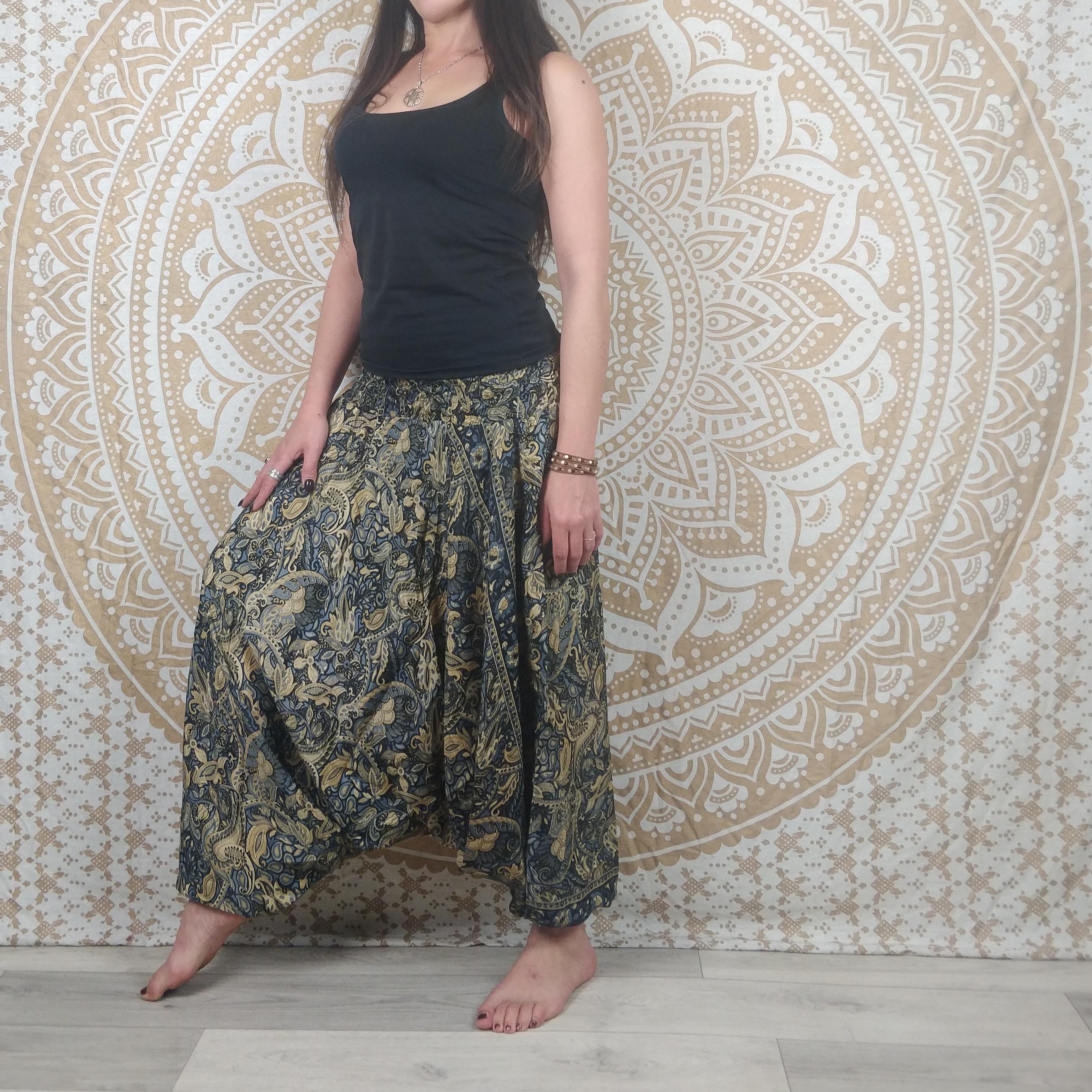 Sarthal pants in Indian silk. 2-in-1 harem pants. Black and brown paisley print. Indian pants. Elastic waistband. Indian fabrics. Boho.