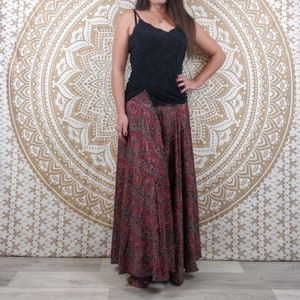 Pantalon femme Sirohi en soie indienne. Pantalon jupe. Imprimé ethnique rouge et noir / jaune et orange / bleu / paisley gris et noir Noir et rouge