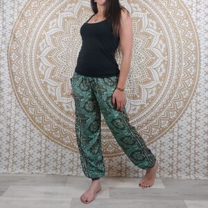 Pantalon Pilani en soie indienne. Pantalon harem coupe droite et ample. Imprimé ethnique noir et rouge / vert et marron / fleuri noir, bleu. image 3