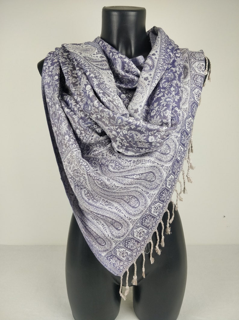 Pashmina réversible Sankya en viscose. Motif paisley violet et blanc. image 1