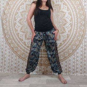 Pantalon Pilani en soie indienne. Pantalon harem coupe droite et ample. Imprimé ethnique noir et rouge / vert et marron / fleuri noir, bleu. image 4