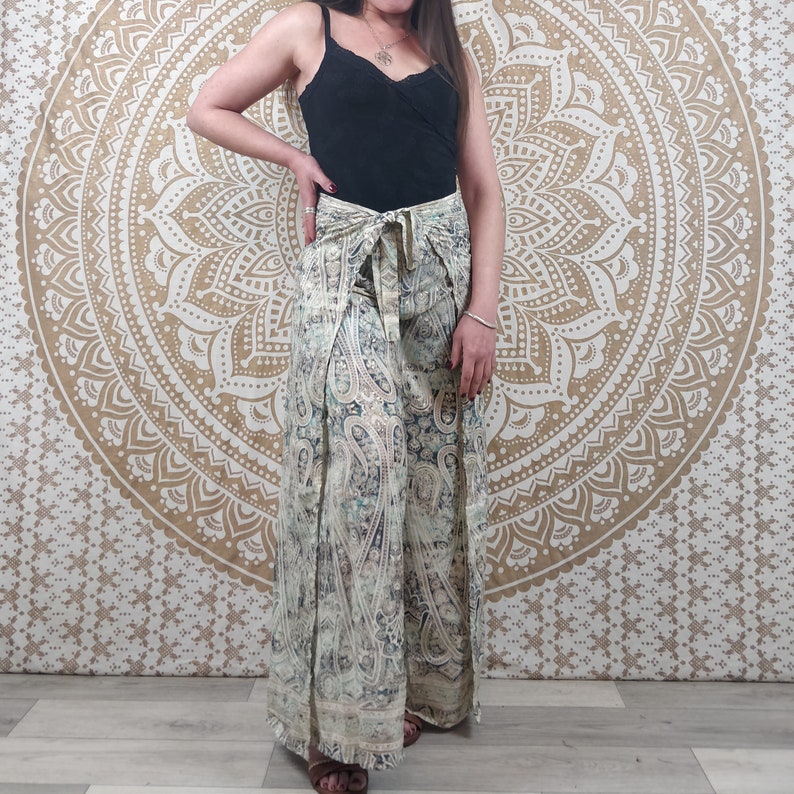 Pantalon thaï femme Moyana en soie indienne. Pantalon portefeuille bohème. Imprimé paisley bleu / fleuri noir et rouge / marron et blanc. Bleu et blanc