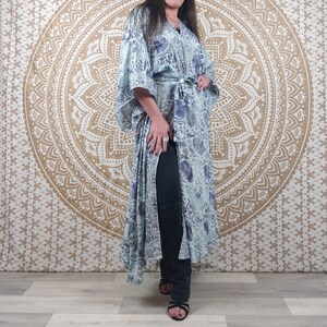 Kimono long femme Javeda en soie indienne. Kimono bohème manches amples. Imprimé fleuri bleu et blanc avec insertions or. image 3