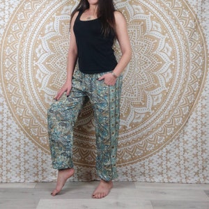 Pantalon Pilani en soie indienne. Pantalon harem coupe droite et ample. Imprimé paisley blanc et bleu / fleuri bleu / fuchsia. image 9