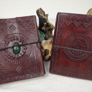 Diario in pelle con carta riciclata (17,5 cm x 13 cm). Diario, taccuino, album da disegno. Motivo mandala con pietre.