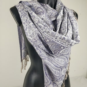 Pashmina réversible Sankya en viscose. Motif paisley violet et blanc. image 4