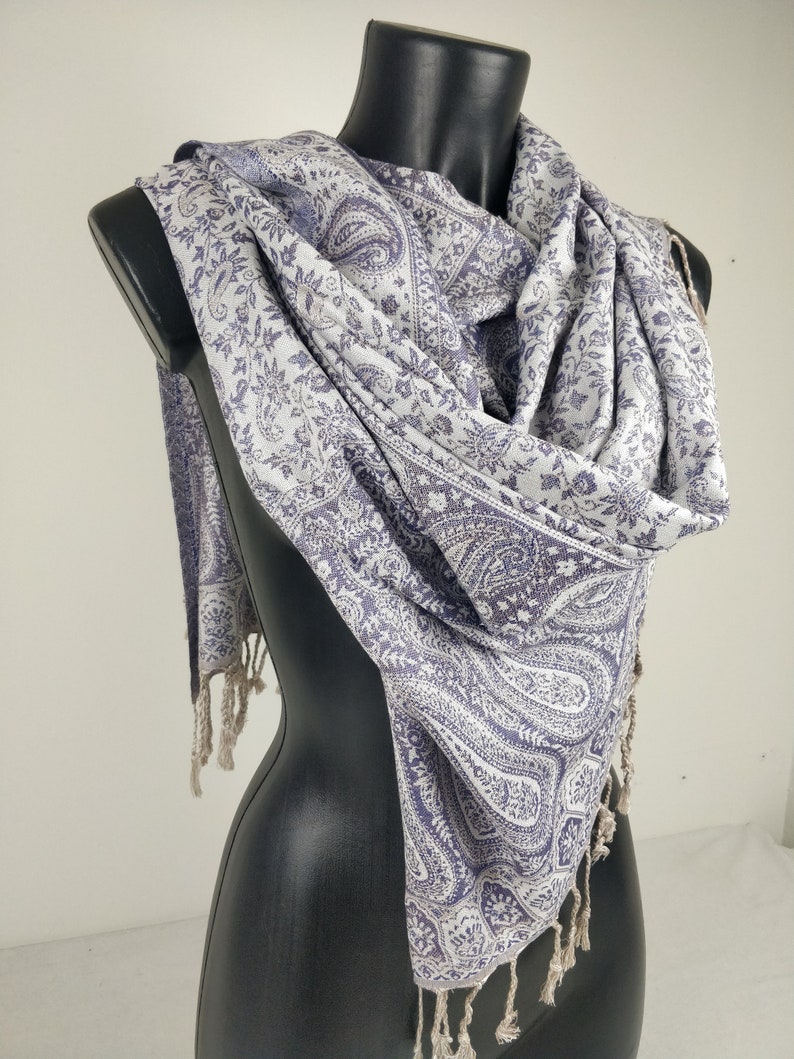 Pashmina réversible Sankya en viscose. Motif paisley violet et blanc. image 4