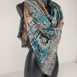 Pashmina Jyoti en viscose multicolore et réversible. Motif inca, tons turquois et marron. image 2