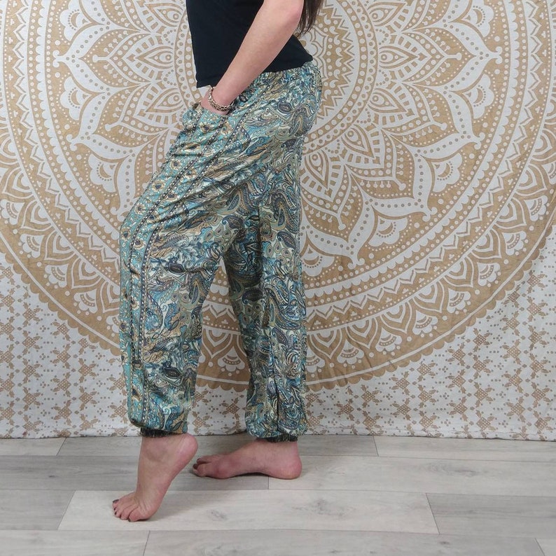 Pantalon Pilani en soie indienne. Pantalon harem coupe droite et ample. Imprimé paisley blanc et bleu / fleuri bleu / fuchsia. image 7