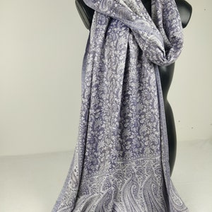 Pashmina réversible Sankya en viscose. Motif paisley violet et blanc. image 9