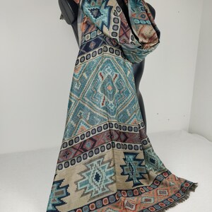 Pashmina Jyoti en viscose multicolore et réversible. Motif inca, tons turquois et marron. image 5