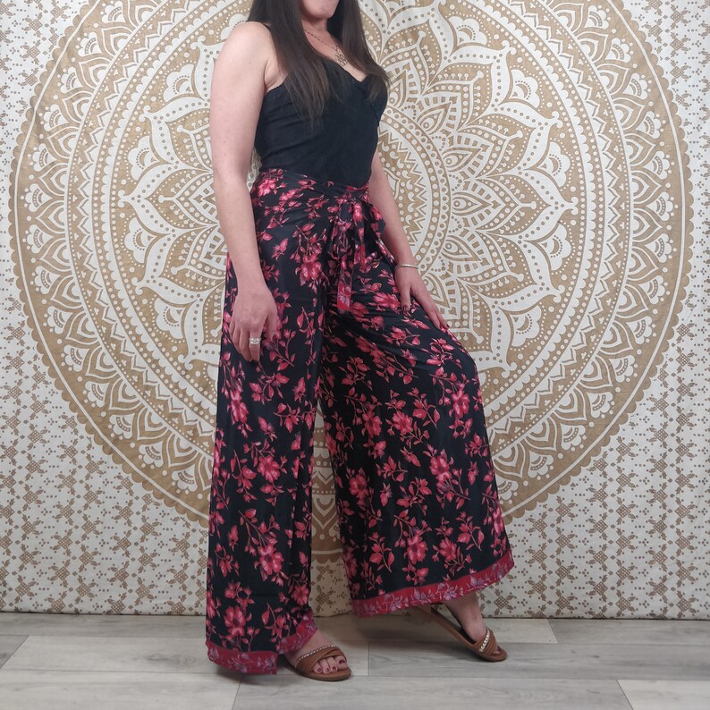 Pantalon thaï femme Moyana en soie indienne. Pantalon portefeuille bohème. Imprimé paisley bleu / fleuri noir et rouge / marron et blanc. Noir et rouge