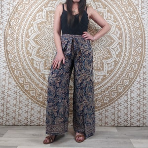 Pantalon thaï femme Moyana en soie indienne. Pantalon portefeuille bohème. Imprimé paisley bleu / fleuri noir et rouge / marron et blanc. Bleu