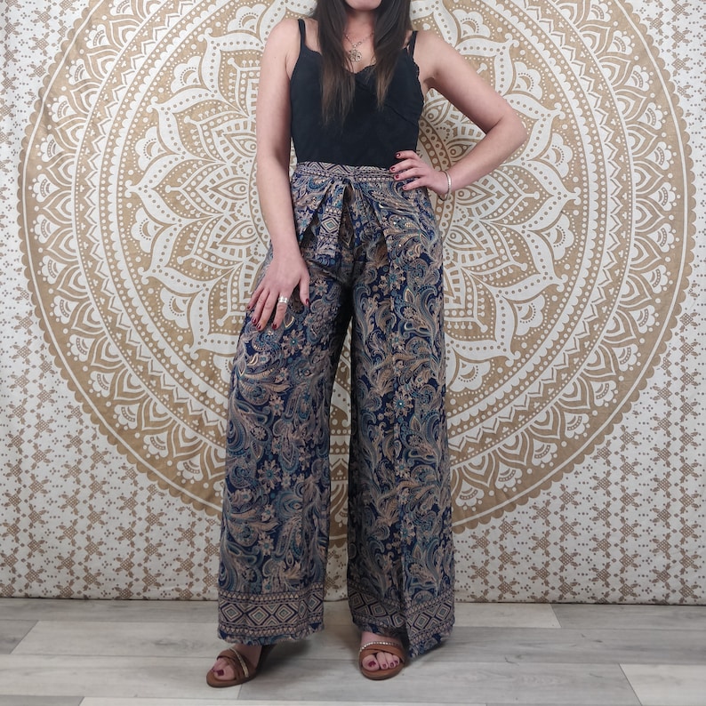 Moyana Damen-Thaihose aus indischer Seide. Boho-Wickelhose. Blauer Paisley-Druck / schwarzes und rotes Blumenmuster / Braun und Weiß. Blau