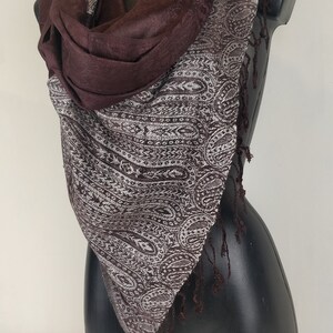 Two-tone Vaisana pashmina in viscose. Brown and white paisley pattern. image 3