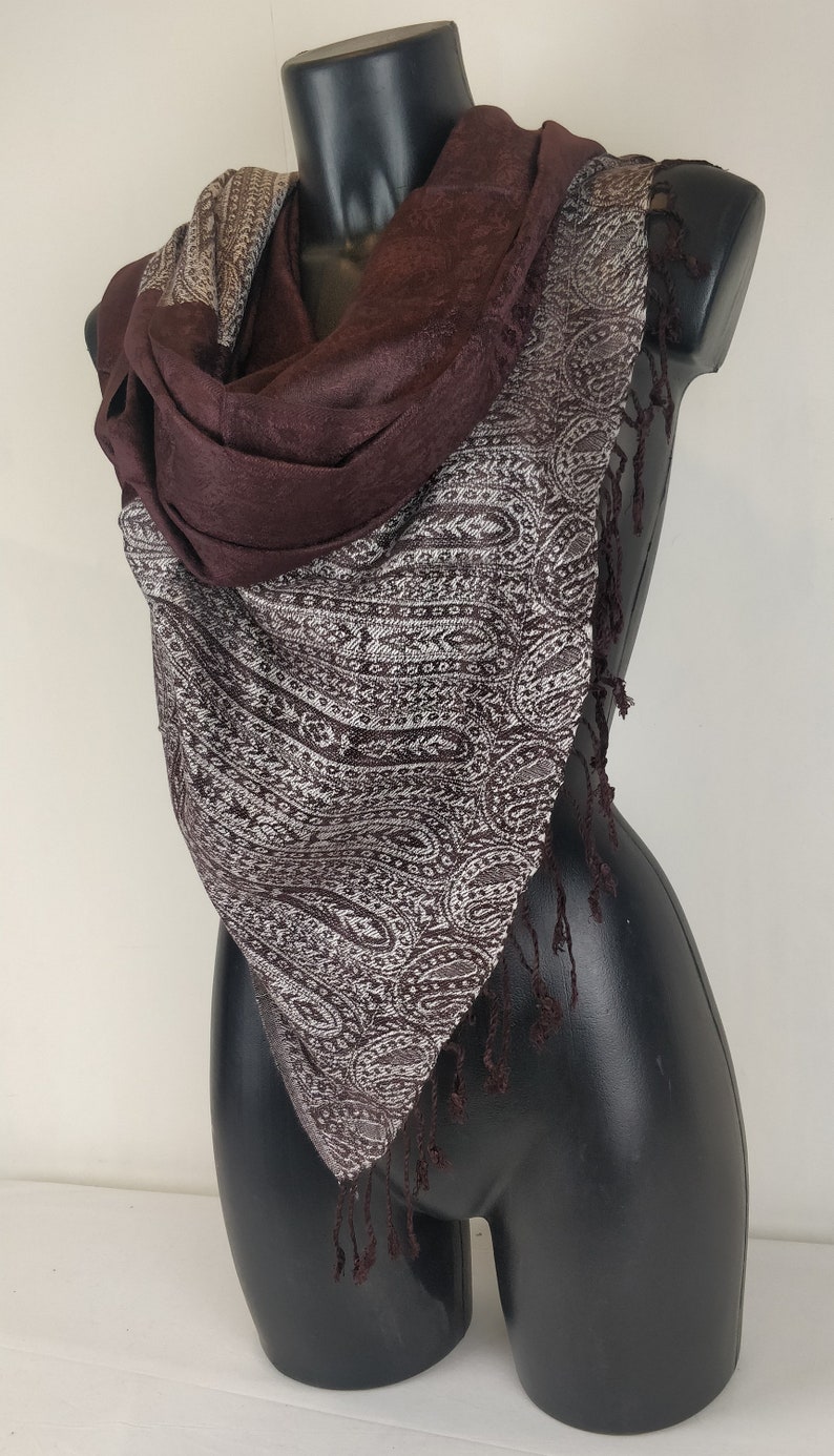 Two-tone Vaisana pashmina in viscose. Brown and white paisley pattern. image 3