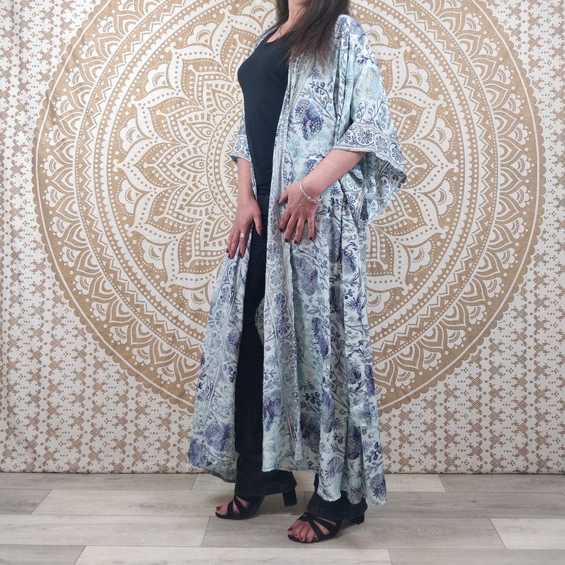 Kimono long femme Javeda en soie indienne. Kimono bohème manches amples. Imprimé fleuri bleu et blanc avec insertions or. image 2