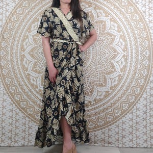 Vestido largo cruzado Mahila en seda india. Vestido boho con mangas cortas. Estampado floral en blanco, negro y dorado. Bohemio. Vestido indio.