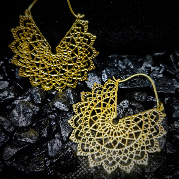 Grandes boucles d'oreilles mandala. Maxi boucles bohème en laiton / laiton plaqué argent.