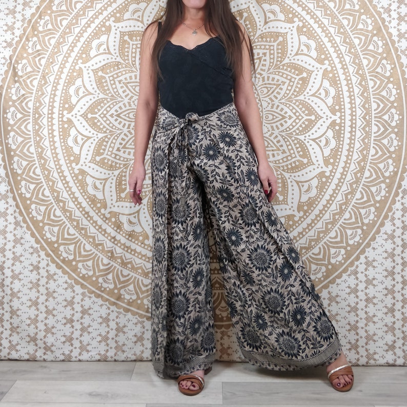 Pantalon thaï femme Moyana en soie indienne. Pantalon portefeuille bohème. Imprimé fleuri noir et marron. image 8