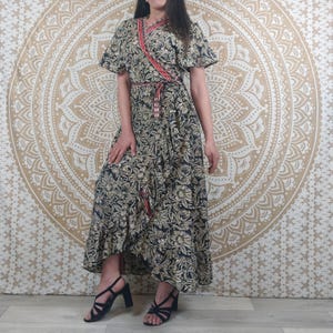 Vestido largo cruzado Mahila en seda india. Vestido boho con mangas cortas. Estampado floral en blanco y negro. Bohemio. Telas indias.