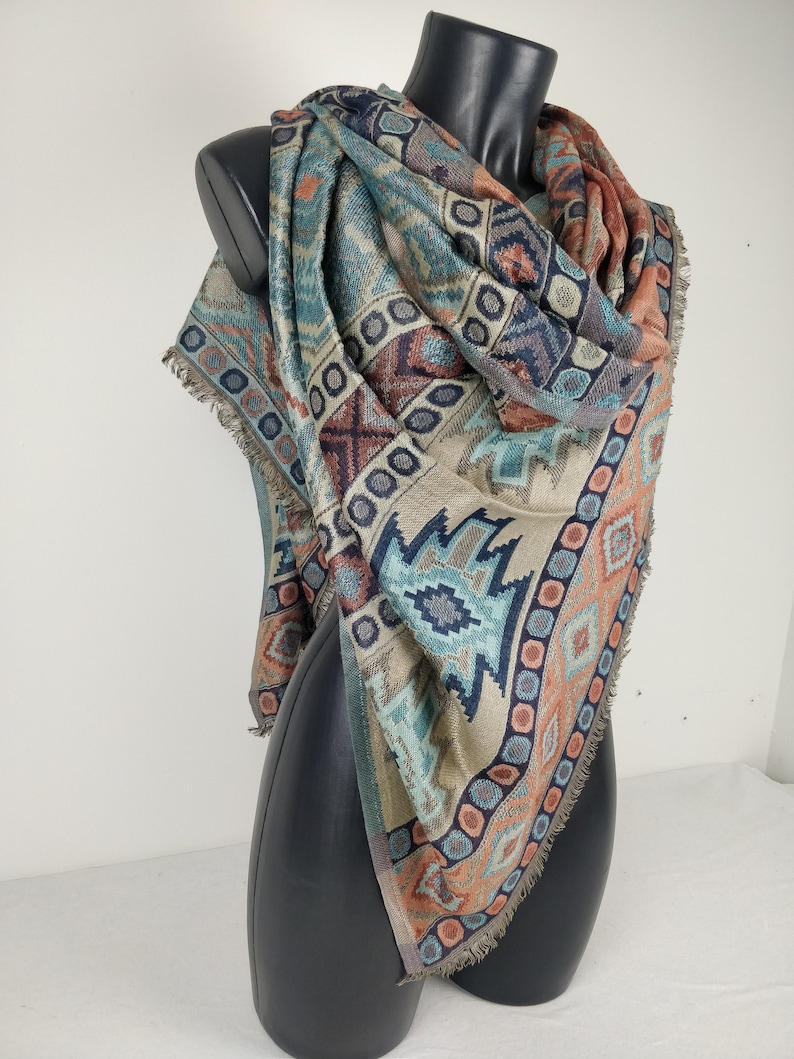 Pashmina Jyoti en viscose multicolore et réversible. Motif inca, tons turquois et marron. image 7