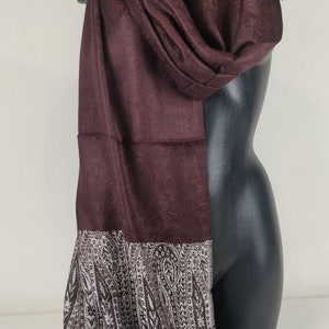 Two-tone Vaisana pashmina in viscose. Brown and white paisley pattern. image 4