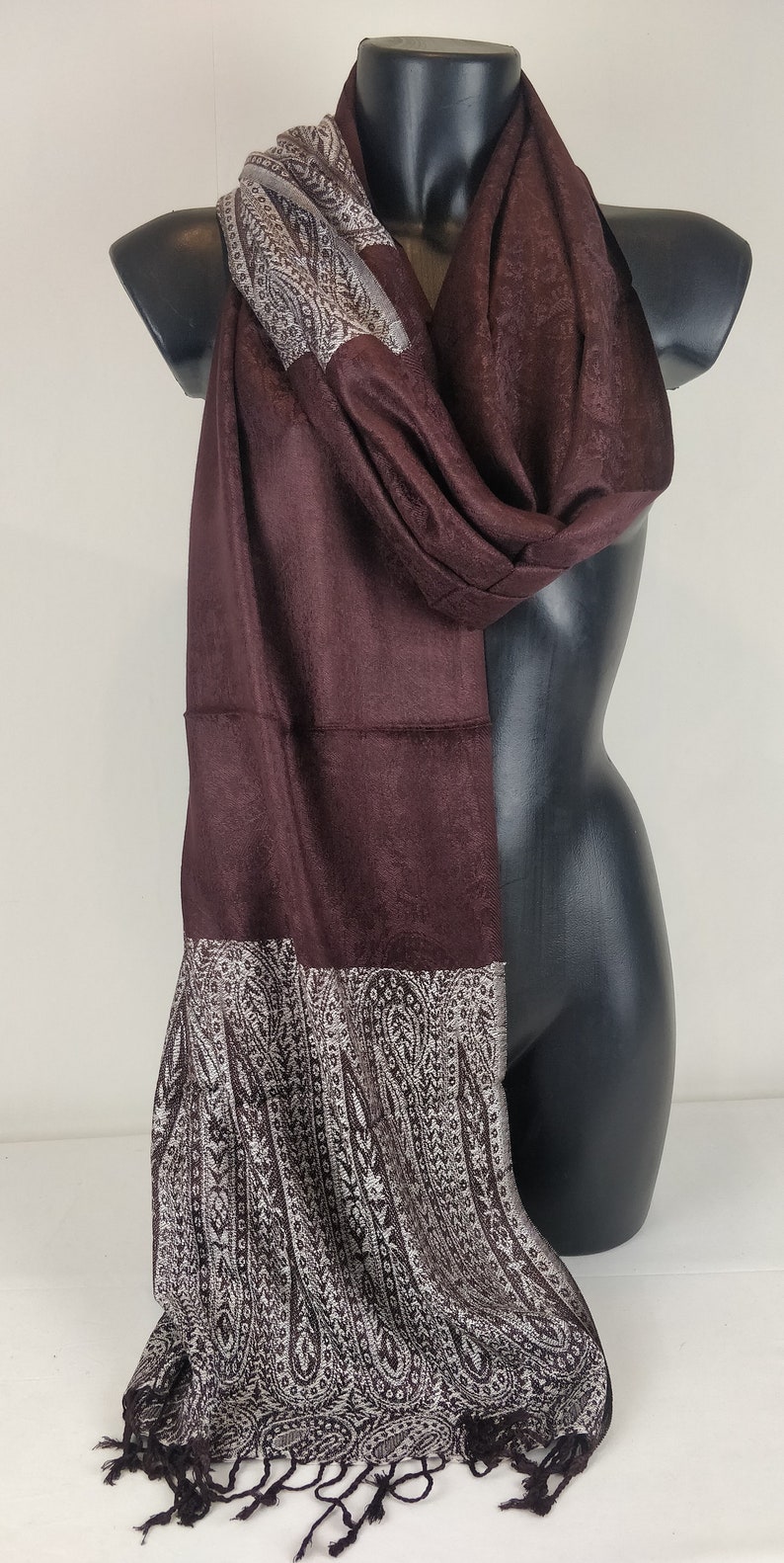 Two-tone Vaisana pashmina in viscose. Brown and white paisley pattern. image 4