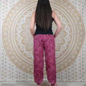 Pantalon Pilani en soie indienne. Pantalon harem coupe droite et ample. Imprimé paisley blanc et bleu / fleuri bleu / fuchsia. image 6