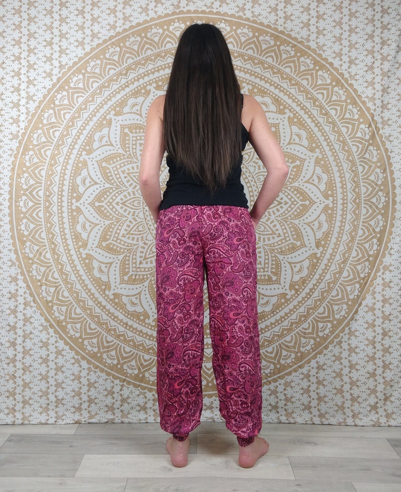 Pantalon Pilani en soie indienne. Pantalon harem coupe droite et ample. Imprimé paisley blanc et bleu / fleuri bleu / fuchsia. image 6