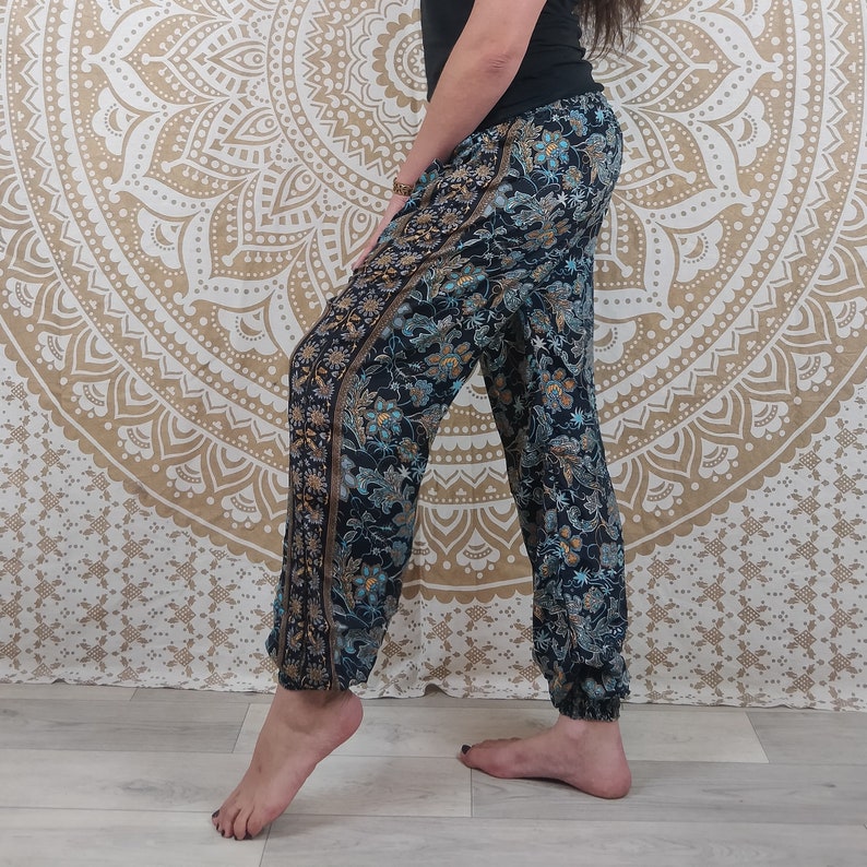 Pantalon Pilani en soie indienne. Pantalon harem coupe droite et ample. Imprimé ethnique noir et rouge / vert et marron / fleuri noir, bleu. image 8