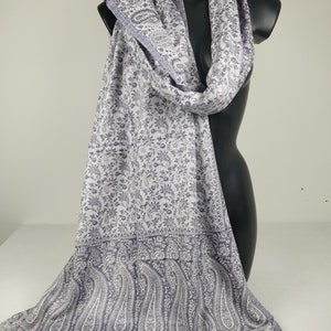 Pashmina réversible Sankya en viscose. Motif paisley violet et blanc. image 7