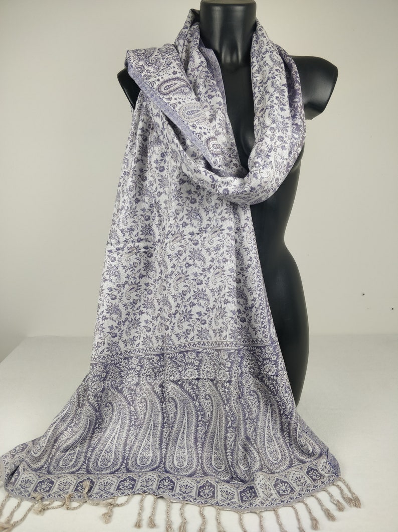 Pashmina réversible Sankya en viscose. Motif paisley violet et blanc. image 7