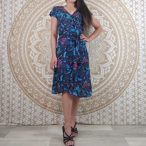 Rupali wrap dress. Short-sleeved boho dress. Blue print. Adjustable waist. Lightweight summer dress.