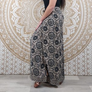 Pantalon thaï femme Moyana en soie indienne. Pantalon portefeuille bohème. Imprimé fleuri noir et marron. image 6