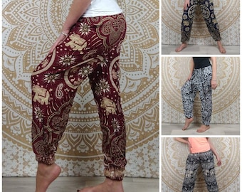 Pantalon harem femme Sawan. Pantalon léger et fluide avec élastique aux chevilles. Imprimé ethnique et éléphant rouge / bleu foncé / noir.