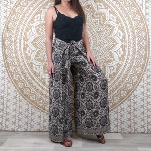 Pantalon thaï femme Moyana en soie indienne. Pantalon portefeuille bohème. Imprimé fleuri noir et marron. image 2