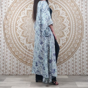 Kimono long femme Javeda en soie indienne. Kimono bohème manches amples. Imprimé fleuri bleu et blanc avec insertions or. image 8