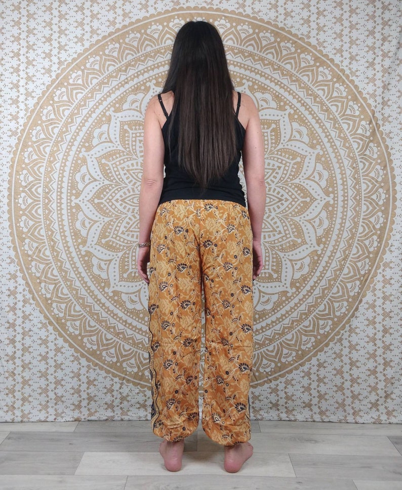 Pantalon Pilani en soie indienne. Pantalon harem coupe droite et ample. Imprimé paisley ocre et bleu avec insertions or. image 4