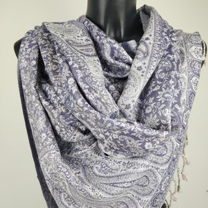 Pashmina réversible Sankya en viscose. Motif paisley violet et blanc. image 10