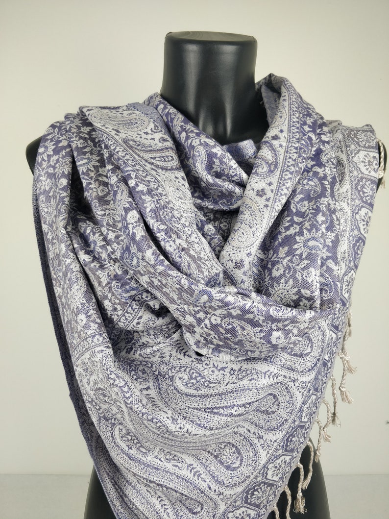 Pashmina réversible Sankya en viscose. Motif paisley violet et blanc. image 10