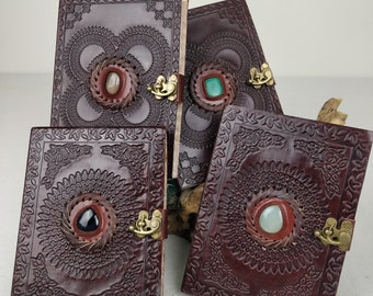 Journal en cuir avec papier recyclé (20 cm x 15 cm). Journal , carnet, carnet de croquis.Motifs mandala / différentes pierres