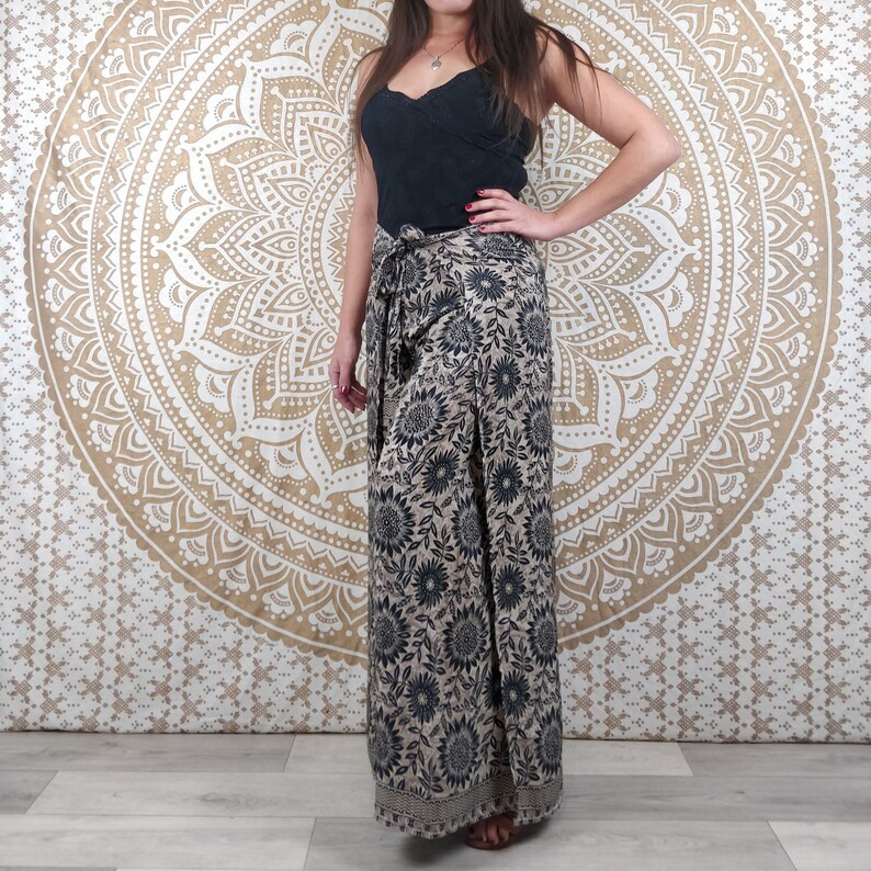 Pantalon thaï femme Moyana en soie indienne. Pantalon portefeuille bohème. Imprimé fleuri noir et marron. image 7