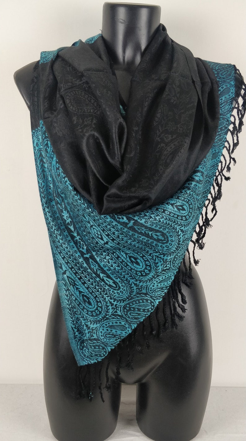 Pashmina Vaisana en viscose. Bicolore avec motifs paisley noir et bleu image 2