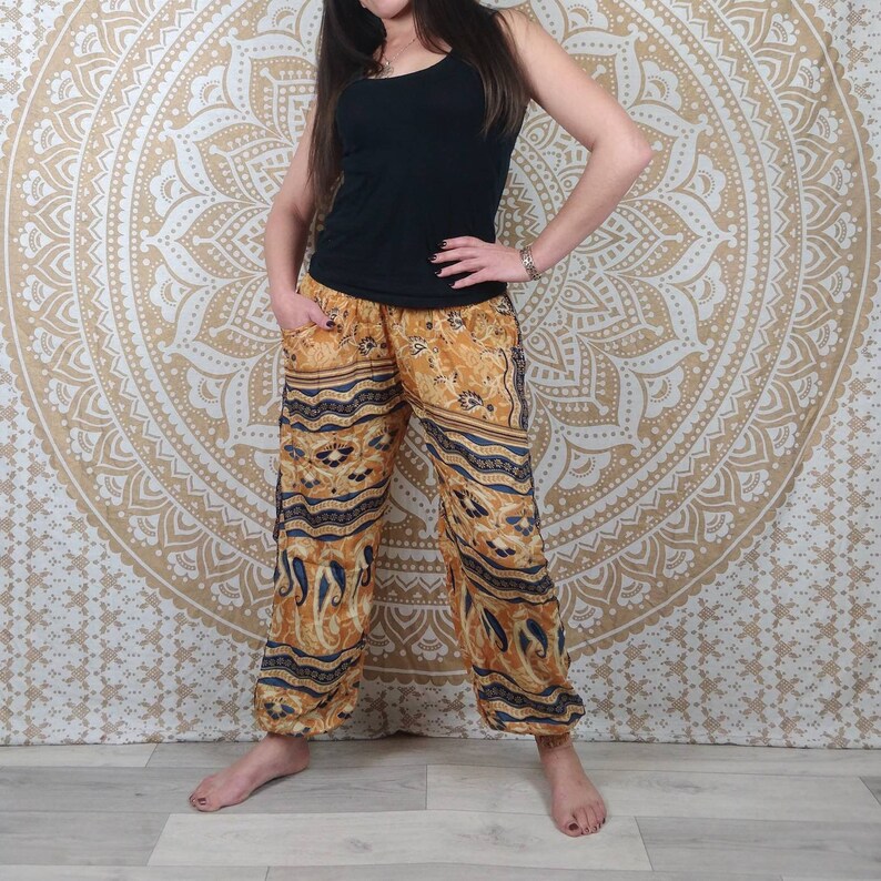 Pantalon Pilani en soie indienne. Pantalon harem coupe droite et ample. Imprimé paisley ocre et bleu avec insertions or. image 2