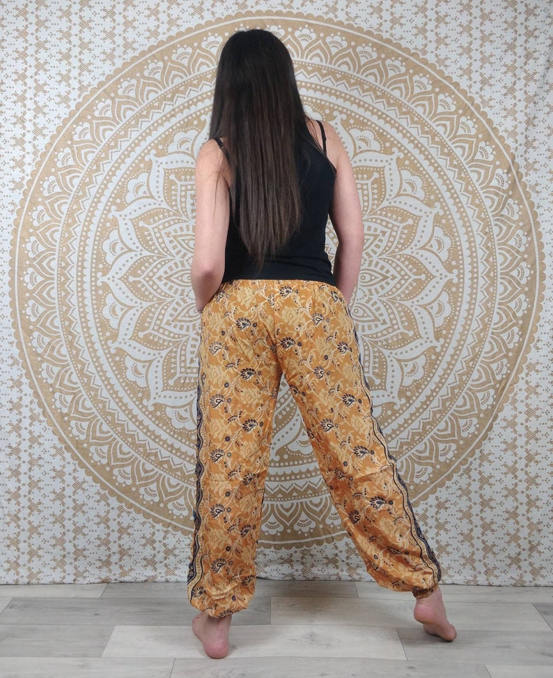 Pantalon Pilani en soie indienne. Pantalon harem coupe droite et ample. Imprimé paisley ocre et bleu avec insertions or. image 8